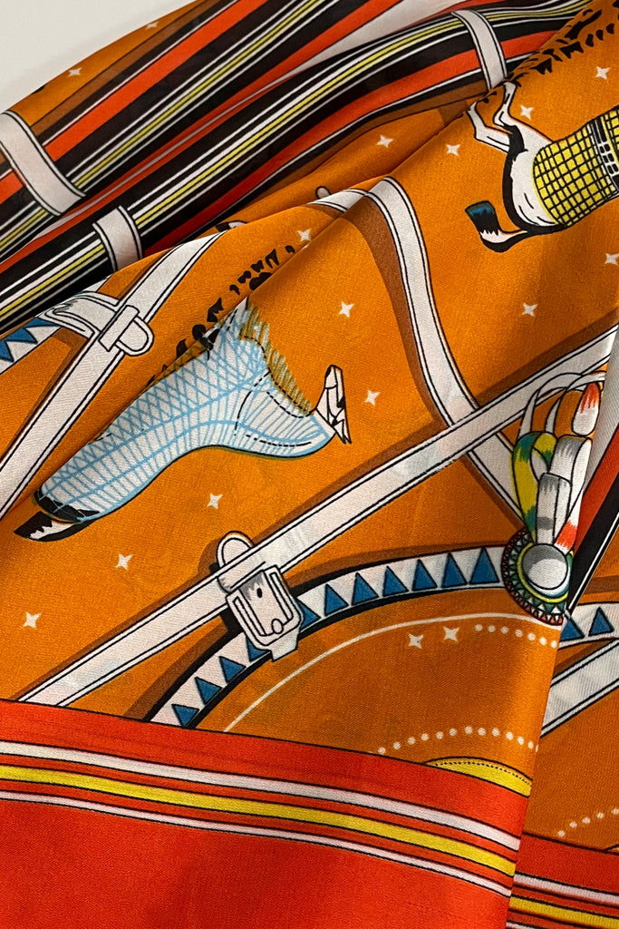 Lesata Orangefarbener bunter Schal mit Pferden