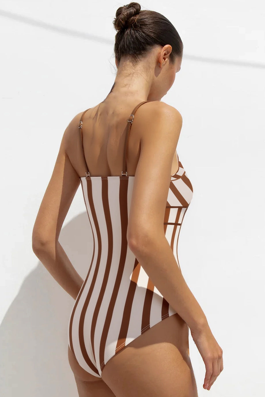 Zariena Gestreifter Badeanzug und Sarong-Set
